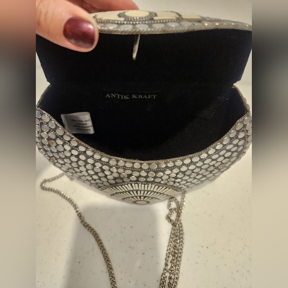 Metal Heart Shape Clutch Crossbody - Picture 2 of 4